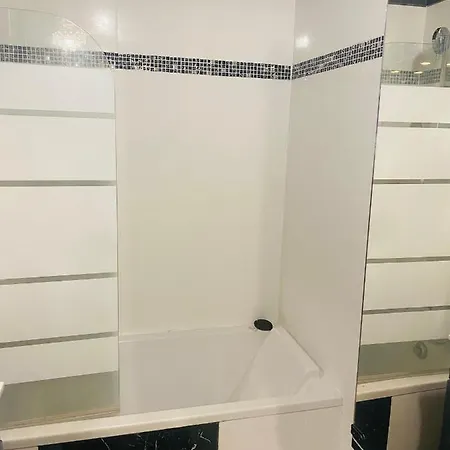 Au Pied De La Tour Eiffel Trocadero * Parijs