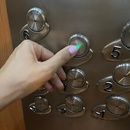 Au Pied De La Tour Eiffel Trocadero