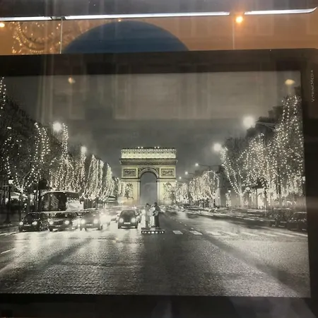 Au Pied De La Tour Eiffel Trocadero