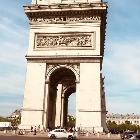 Au Pied De La Tour Eiffel Trocadero *